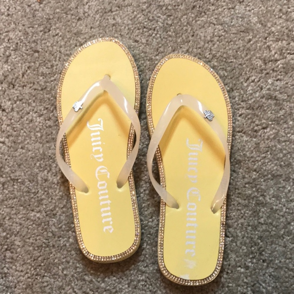 NWOT Juicy Couture yellow rubber flip flops sandals w bling edge - sz 6